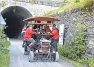  ?? FOTO: ALOIS GROSS ?? Das „Bier-Bike“mit den Zunfträten beim Verlassen des „Autunnels“der ehemaligen Heubergbah­n.