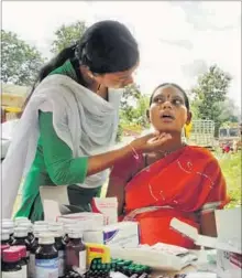  ?? SANCHITA SHARMA/HT PHOTO ?? At a travelling clinic in Awapalli village, an eight-month pregnant Sunita Yalam (right) receives her first post-pregnancy health check.