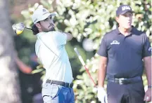  ?? (EFE) ?? Abraham Ancer golpea en la salida del hoyo 9 durante la segunda ronda del Másters 2020, en Augusta, Georgia.