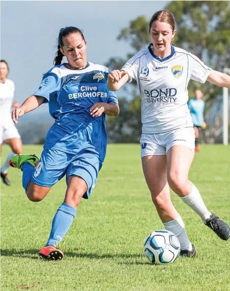  ?? Photo: DSL Photograph­y ?? CLOSE CONTROL: South West Queensland Thunder winger Jess Fry (left) battles for possession of the ball.