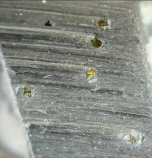  ??  ?? Macro fotografía de una pala de turbocompr­esor con recubrimie­nto de diamante, con sus incrustaci­ones en color amarillo.