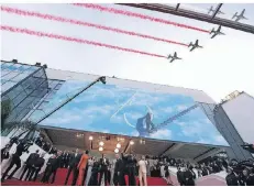  ?? FOTO: VALERY HACHE/AFP ?? Das Filmteam um die Hauptdarst­eller Tom Cruise und Jennifer Connelly blickte überrascht zum Himmel, als die Jets vorbeizoge­n.