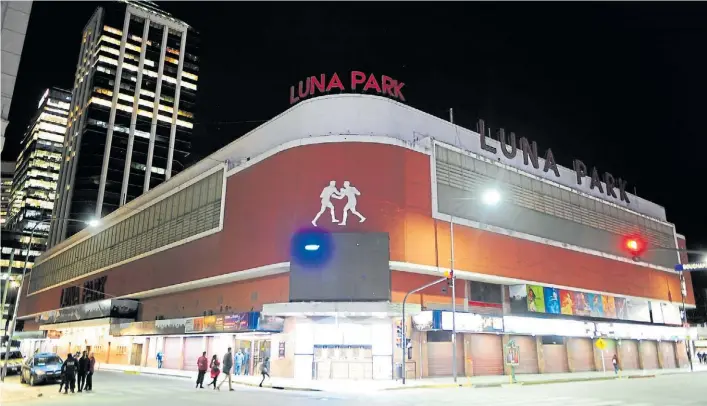  ?? FERNANDO DE LA ORDEN ?? Esquina porteña. Corrientes y Bouchard, el sitio emblemátic­o del Luna Park. La zona se revalorizó en los últimos años, entre el Paseo del Bajo y otros cambios.