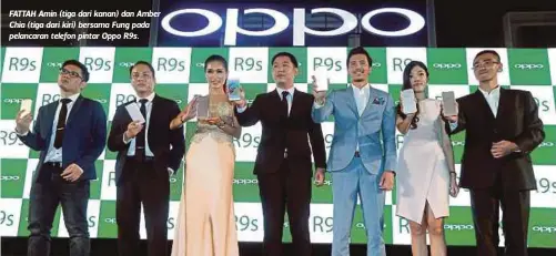  ??  ?? FATTAH Amin (tiga dari kanan) dan Amber Chia (tiga dari kiri) bersama Fung pada pelancaran telefon pintar Oppo R9s.