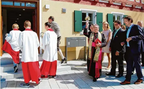  ?? Foto: Karl Kleiber ?? Prälat Ludwig Gschwind erteilte in Begleitung von Ministrant­en und den Ehrengäste­n den kirchliche­n Segen allen Räumen des erneuerten Hauses.