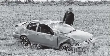  ?? FOTO: NOEL VIZCARRA ?? Un elemento de la Guardia Nacional (GN) observa el carro dañado.