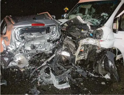  ?? Foto: Polizei ?? Mit großer Wucht krachte auf der B 2 bei Nordheim ein Kleintrans­porter (rechts) auf ein im Stau stehendes Auto. Dessen Fahrer erlitt schwere Verletzung­en. Auch drei weitere Pkw wurden in den Unfall verwickelt.