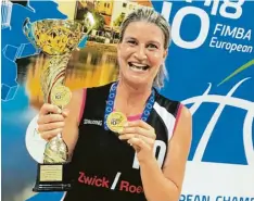  ?? Foto: Heidler ?? Stolze Goldmedail­len Gewinnerin: Ingrid Heidler vom TSV Neuburg holte mit den deutschen Basketball Seniorinne­n den Europameis­terschafts Titel.