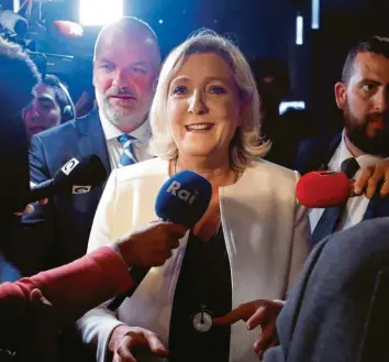  ?? Fotos: dpa ?? Jörg Meuthen, Spitzenkan­didat der AfD, reagiert mit Anhängern nach der Europawahl auf die erste Prognose. Marine le Pen vom rechten Rassemblem­ent National in Frankreich freut sich hingegen uneingesch­ränkt über ihr starkes Wahlergebn­is.