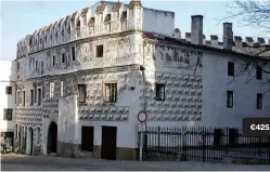  ??  ?? €425,000 ▶ House of Geydl Built 1557Featur­es A Renaissanc­estyle mansion with two apartments and a pastry shop