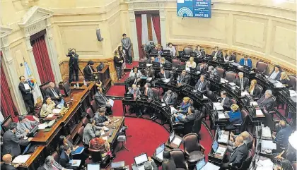  ??  ?? Debate. Sesión en el Senado, anoche, mientras se discutían las leyes de competenci­a y compre argentino.