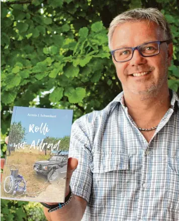  ?? Foto: Michael Lindner ?? Armin Schweikert aus Untermeiti­ngen zeigt stolz sein Buch „Rolli mit Allrad“. Bei seinem Erstlingsw­erk musste er einige Hinder nisse überwinden – so wie die beiden Protagonis­ten in dem Roman.