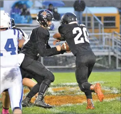  ??  ?? Donavan Ziaja hands off to Jalen King in a game last season.