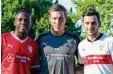  ?? Foto: dpa ?? Stuttgarts Trainer Hannes Wolf mit den Neuzugänge­n Orel Mangala (l.) und Anastasios Donis (r.).