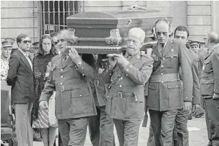  ?? // ABC ?? PRIMER AÑO DE PLOMO Y BÚSQUEDA DE AYUDA
En 1978 hubo 17 asesinatos de ETA, como el del general Sánchez Ramos (en las imágenes). Suárez se planteó pedir ayuda a Estados Unidos