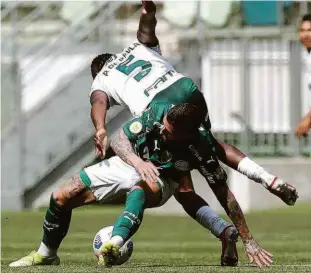  ?? Cesar Greco - 4.set.21/palmeiras ?? Zé Rafael (de verde) e Patrick de Paula disputam a bola em jogo-treino realizado no Allianz Parque durante o período sem jogos do Palmeiras