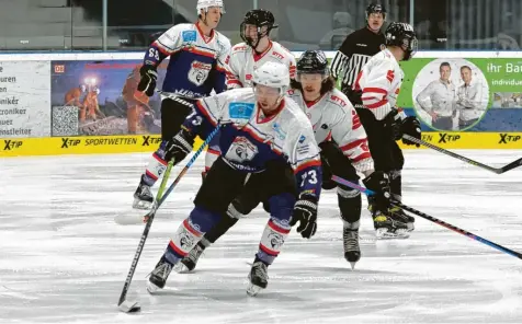  ?? Foto: Andreas Lenuweit ?? Michal Telesz (vorn) und der EV Bad Wörishofen können mit zwei Siegen am kommenden Wochenende den Gruppensie­g in der Eishockey-Bezirkslig­a West perfekt machen.