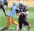  ?? MICHAEL CHOW/THE REPUBLIC ?? ASU’s Case Hatch (44) blocks Eric Gentry (9) during spring football practice.
