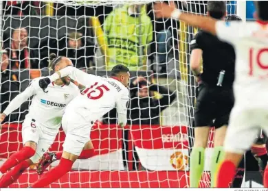  ?? ADAM VAUGHAN / EFE ?? En-Nesyri celebra el 2-2, tras un remate de cabeza suyo, de manera eufórica con sus compañeros.