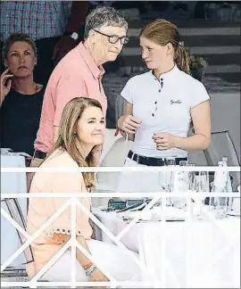  ?? FOTOPRESS / GETTY ?? Bill Gates junto a su mujer y una de sus hijas