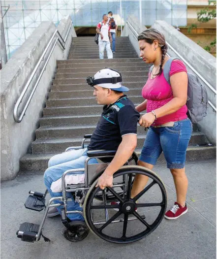  ?? FOTO JUAN A. SÁNCHEZ ?? La estación Hospital del Metro no cuenta con dispositiv­os para movilidad reducida en las entradas peatonales. Es necesario subir 25 escalones para llegar a la plataforma.