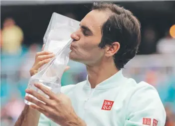  ??  ?? ► Federer besa el trofeo de su cuarto título en el Miami Open.