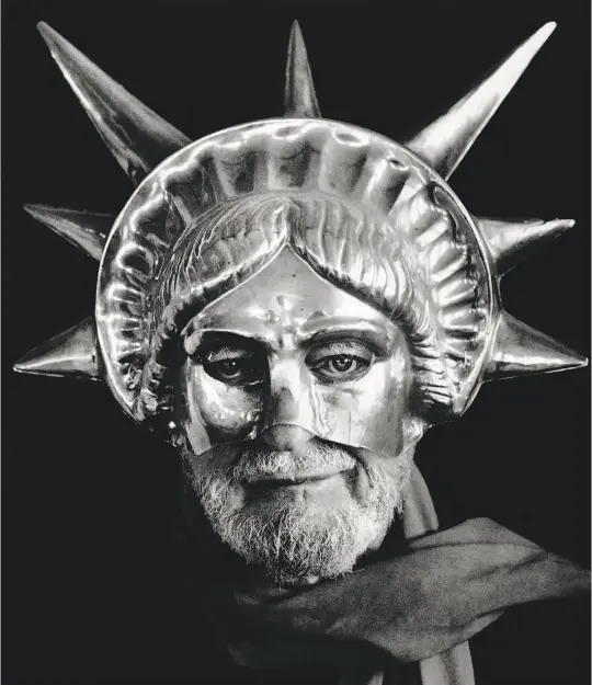  ?? Chris Felver / Getty Images 1982 ?? Lawrence Ferlinghet­ti with a Statue of Liberty mask on his face, San Francisco, 1982.