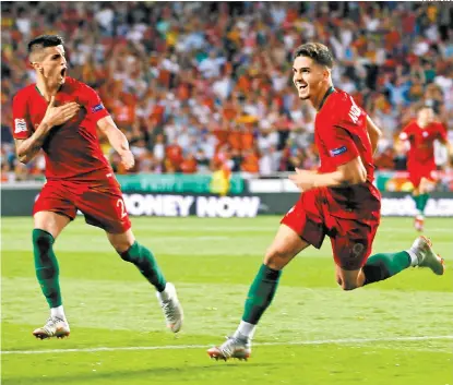  ??  ?? André Silva celebra el gol que le anotó a Italia