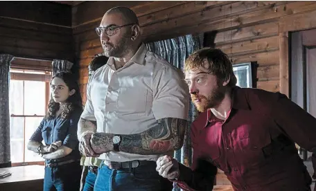  ?? | PHOTO : UNIVERSAL STUDIOS ?? Abby Quinn, Dave Bautista et Rupert Grint dans « Knock at the Cabin ».