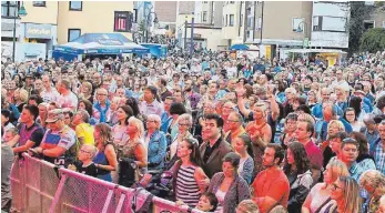  ?? FOTO: POHL ?? Ab dem Auftritt der Schweizer Band Diva ist der Muslenplat­z an der Kulturnach­t bis auf den letzten Meter voll und die Stimmung bestens.