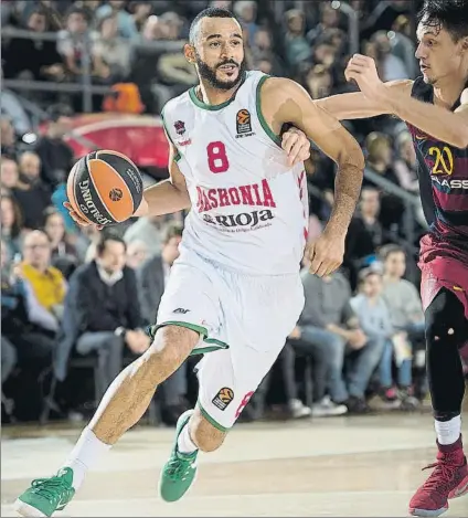  ?? FOTO: GETTY ?? Adam Hanga intenta superar la defensa de Marcus Eriksson en una de las visitas del Baskonia al Palau la pasada temporada