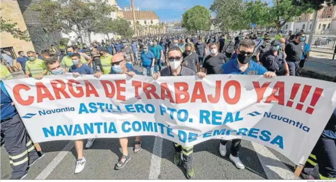  ?? FOTOS: JULIO GONZÁLEZ ?? Cabecera de la manifestac­ión a su paso por la cuesta de las Calesas, con la pancarta del comité de empresa de Navantia Puerto Real.