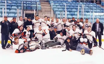  ??  ?? Les Hawks d’Elsipogtog, qui ont pris la mesure des JC’s de Bouctouche en six rencontres en finale, vont représente­r la LHSNE au prochain tournoi de la Coupe Allan. - Gracieuset­é