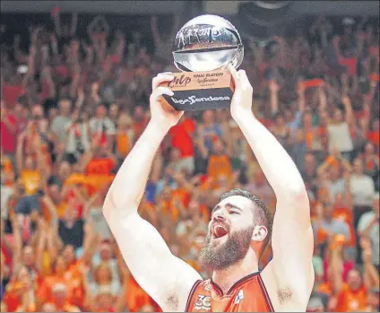  ?? FOTO: EFE ?? Bojan Dubljevic con el trofeo que le acredita como mejor jugador de la final: el gran triunfador de esta serie de playoff