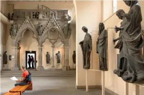  ??  ?? Le musée de l’oeuvre Notre-dame retrace sept siècles d’art strasbourg­eoiset de la région du Rhin supérieur. On peut y admirer les chefs- d’oeuvre de la statuaire provenant de la cathédrale, comme dans cette salle des tailleurs de pierre.