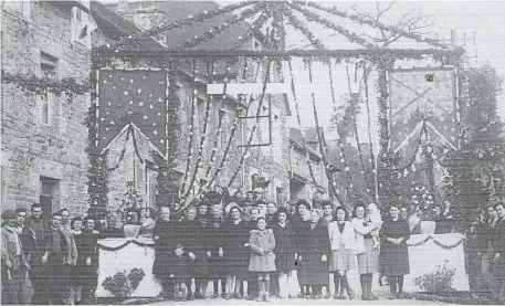  ?? PHOTO COLLECTION MUSÉE DE L’ÎLE DE GROIX ?? Un arc de triomphe érigé en l’honneur du passage de Notre-Dame de Boulogne par les Groisillon­s réfugiés à Uzel, le 29 janvier 1945.