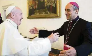  ?? Foto: LW-Archiv ?? Papst Franziskus (l.) und Victor Manuel Fernandez, der damals noch Erzbischof von La Plata in Argentinie­n war, bei einem Treffen im Jahr 2019.