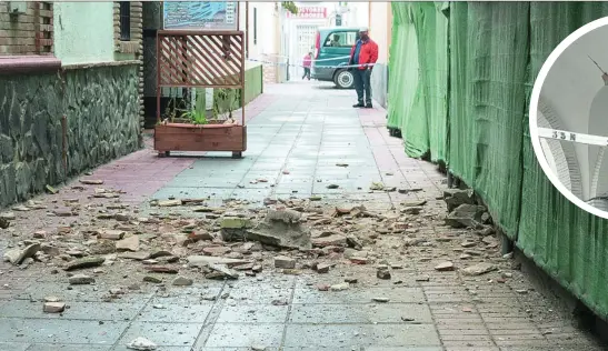  ?? FOTOS: EFE Y LA RAZÓN ?? Una calle con cascotes caídos de los edificios en la localidad granadina de Santa Fe, tras los terremotos de la noche del martes