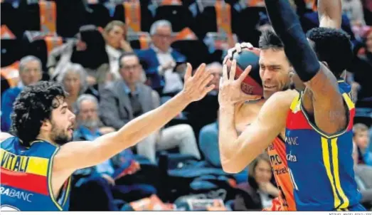  ?? MIGUEL ÁNGEL POLO / EFE ?? Martín Bertrán, Bultó y Torres. Sin eliminados.7.063 espectador­es en el pabellón de la Fuente de San Luis.San Emeterio, que anotó 14 puntos para los valenciano­s, intenta penetrar ante dos defensores del Andorra.