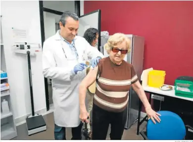  ?? RAFA GONZALEZ ?? Campaña de vacunación de la gripe de 2018 en un centro de salud sevillano.