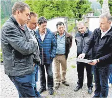  ?? SZ-FOTO: KURT EFINGER ?? Der Ortschafts­rat beriet auf dem Friedhof.