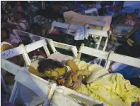  ?? AP PHOTO ?? Residents of a zone heavily damaged by Thursday’s magnitude 8.1 earthquake spend a third night sleeping outside in central Juchitan, Mexico. Mexico’s government is distributi­ng food to jittery survivors of an earthquake while residents have continued...