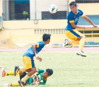  ?? (SUN.STAR FOTO/ALLAN DEFENSOR) ?? SCORELESS. The University of Cebu booters (in blue jerseys) have given the defending champions USJ-R a challenge as they ended their Cesafi football match in a draw.