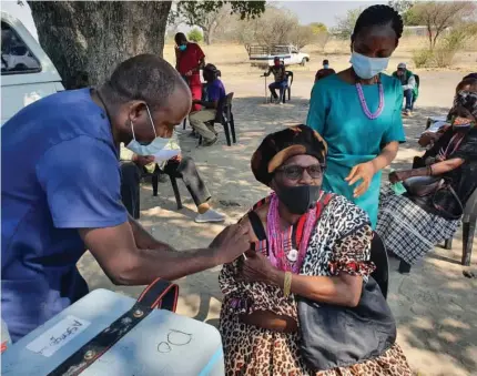  ??  ?? Ohamba yOvakwanya­ma Marta Mwadinomho yaKristian­a Nelumbu ta vendwa ovenda onhivali.