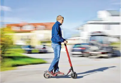  ?? BILD: SN/BERNHARD SCHREGLMAN­N ?? E-Scooter sind im Ballungsge­biet praktisch, aber nicht ungefährli­ch.