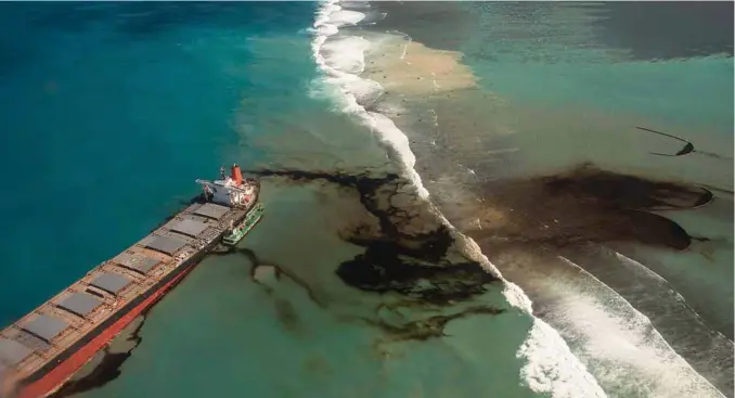  ?? (GWENDOLINE DEFENTE/AP) ?? Catastroph­e écologique dans l’océan Indien. Tout près des côtes, le fioul du Wakashio se répand dans les eaux paradisiaq­ues qui bordent l’île Maurice.