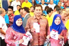  ??  ?? Idris flanked by Kota Samarahan MP Rubiah Wang (left) and Lingga assemblywo­man Simoi Peri at the unveiling of Gabungan Parti Sarawak (GPS) logo at the PBB headquarte­rs in Kuching on Wednesday.