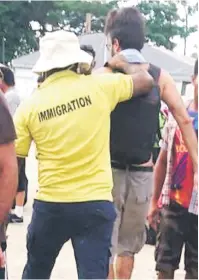  ?? — Gambar AFP ?? USIR: Gambar dirakam seorang pelarian di kem Manus, Abdul, dan diserahkan kepada media oleh kumpulan aktivis Australia GetUP semalam menunjukka­n pelarian (kanan) dipaksa meninggalk­an pusat tahanan Australia di Pulau Manus.