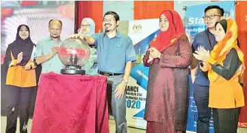  ??  ?? Uzir (centre) launching the Population and Housing Census of Malaysia 2020 at Likas Sports Complex yesterday.