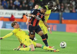  ?? | PHOTO : PASCAL GUYOT / AFP ?? Nicolas Cozza, Moussa Sissoko et les Nantais préféraien­t retenir le positif de leur match nul à Montpellie­r (1-1).